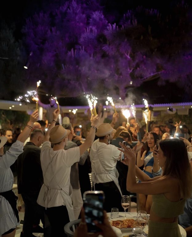 interni_mykonos_2026_vip_table_reservations_party_transfers_restaurant_8